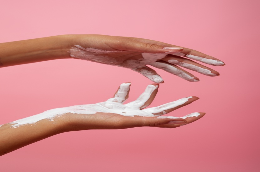 Kuruyan ve Çatlayan Eller İçin Doğal 3 Etkili Yöntem 3 sensitive hands with painted palm 2