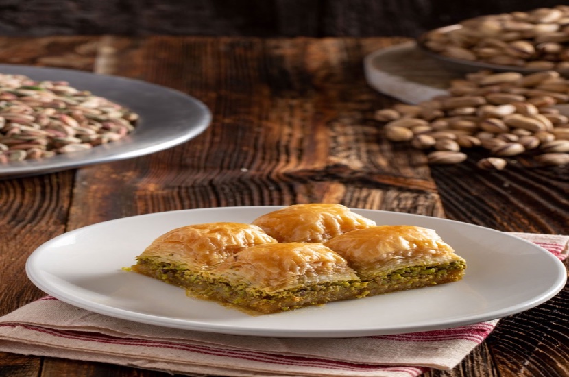 Antep Fıstıklı Baklava Çeşitleri – Fiyat, Özellik ve Lezzetler 3 zenka fistikli baklava porsiyon 1 3
