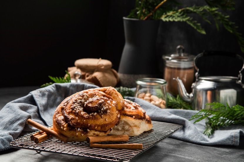 Haşhaşlı Bükme Tarifi: Kat Kat Çıtır Çıkarken Yumuşacık Kalan Sır 1 close up cinnamon rolls plate 2