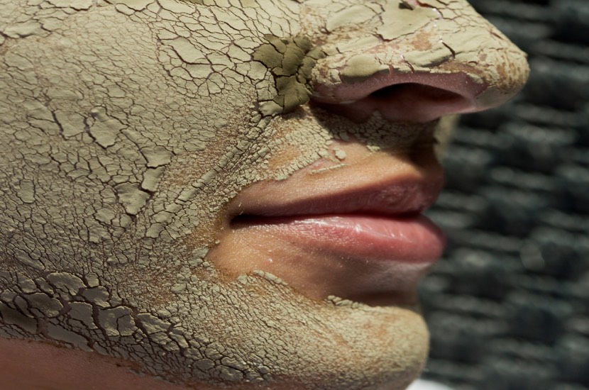 Bentonit Kili Nedir? Faydaları, Kullanım Alanları ve Cilde Etkileri 1 close up face mud treatment 2