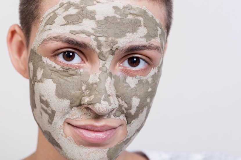 Bentonit Kili Nedir? Faydaları, Kullanım Alanları ve Cilde Etkileri 3 close up facial t mud treatment applied 2