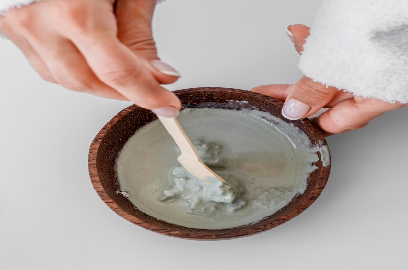 Bentonit Kili Nedir? Faydaları, Kullanım Alanları ve Cilde Etkileri 2 close up hands preparing remedy top view 2