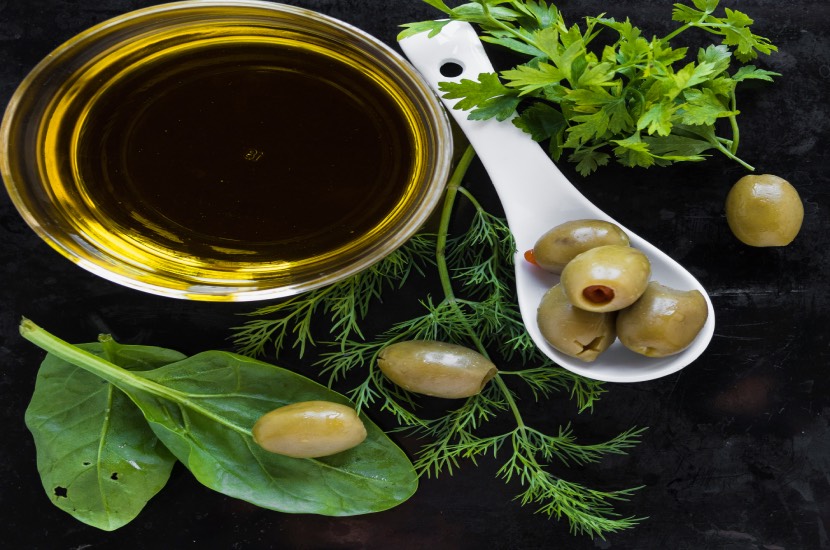 Zeytin Sütü Nedir? Cilt ve Saç İçin Faydaları 2 close up olive oil condiments 2