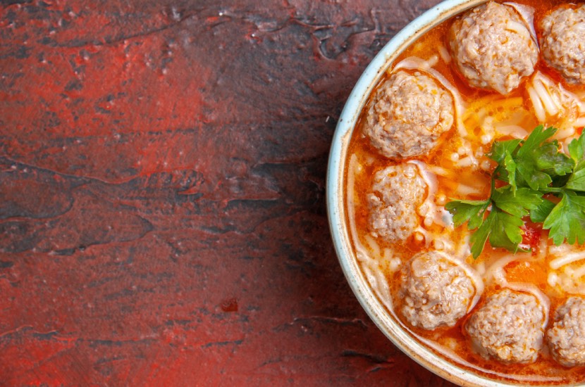 En Kolay Ekşili Köfte Çorbası Tarifi (Tam Ölçü, Ev Usulü) 1 half shot meatballs soup with noodles brown bowl left side dark background 2