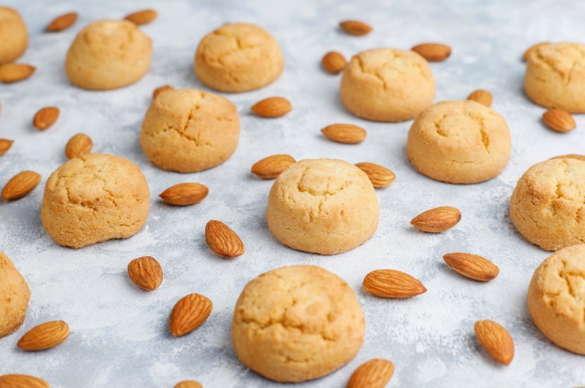 Ağızda Dağılan Kolay Bademli Kurabiye Yapımı 1 healthy homemade almond cookies concrete top view 2