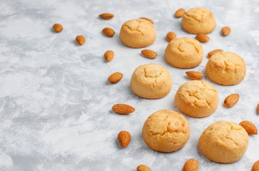 Ağızda Dağılan Kolay Bademli Kurabiye Yapımı 2 healthy homemade almond cookies concrete top view 3 2