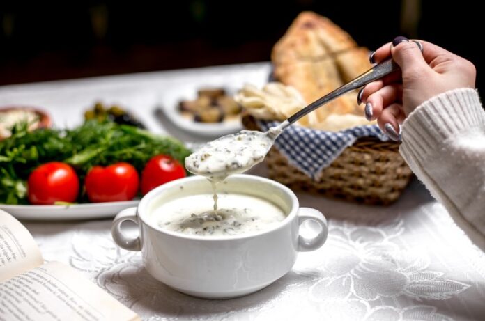 Tutmaç çorbası tarifi yoğurtlu mercimekli erişte geleneksel Türk Orta Asya çorbası