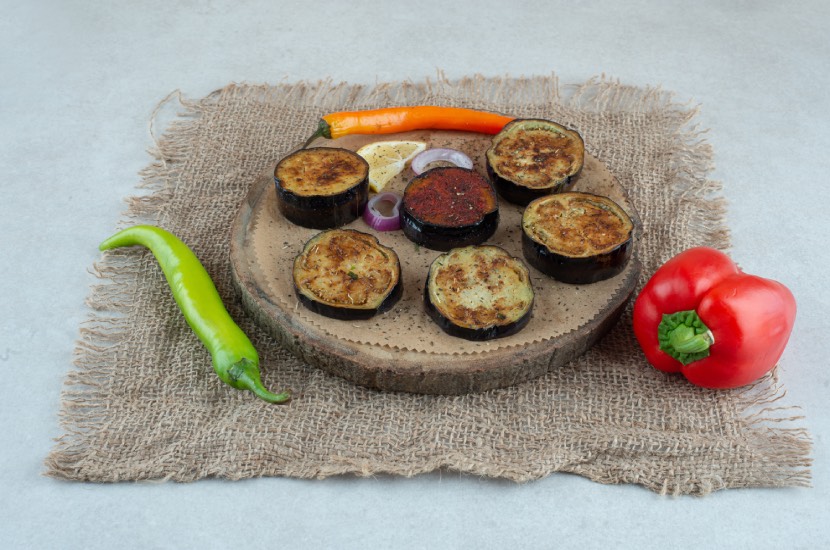 Patlıcan Kurutma Tarifi: Evde Kuru Patlıcan Dolması Yapmanın Tam Rehberi 1 wooden plate fried sliced eggplant with peppers marble table 2