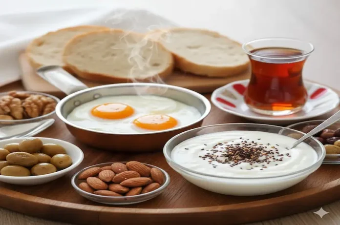 Sahur sofrasında haşlanmış yumurta, çörek otlu yoğurt, çiğ badem ve tam tahıllı ekmekten oluşan sağlıklı besinler.