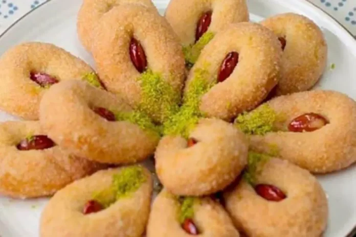 Damla tatlısı tarifi irmikli şerbetli fırın tatlısı cevizli bademli misafir ikramı