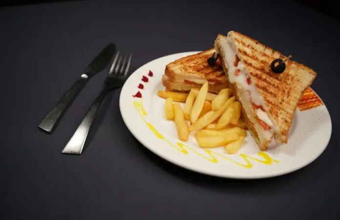 Patates tost tarifi tost makinesinde çıtır çıtır ekmeksiz kahvaltılık
