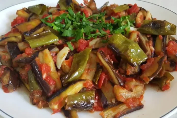 Şakşuka tarifi kızartmalı patlıcanlı domates soslu geleneksel Türk mezesi