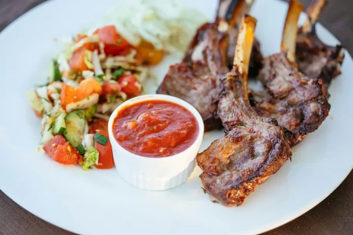Izgara et sosu tarifi sarımsaklı tereyağı karabiber naneli yoğurt bal hardal restoran sosu