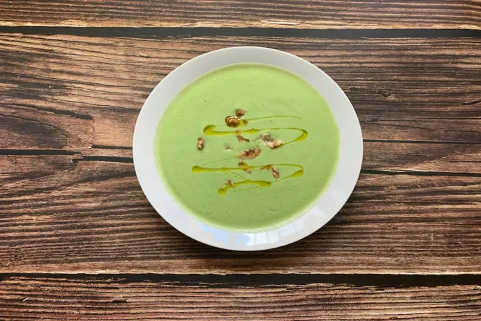 Kale çorbası tarifi bağışıklık güçlendiren detoks etkili yeşil kale bitkisi çorbası