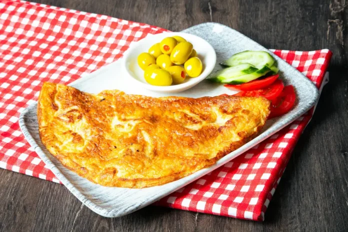 Omlet tarifi kabarık yumuşak puf puf kahvaltılık yumurta omleti peynirli sebzeli