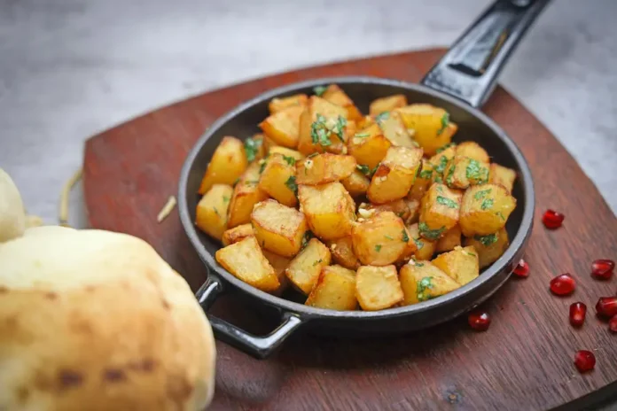 Patates kavurması tarifi salçalı haşlamalı haşlamasız kahvaltılık pratik ev yemeği