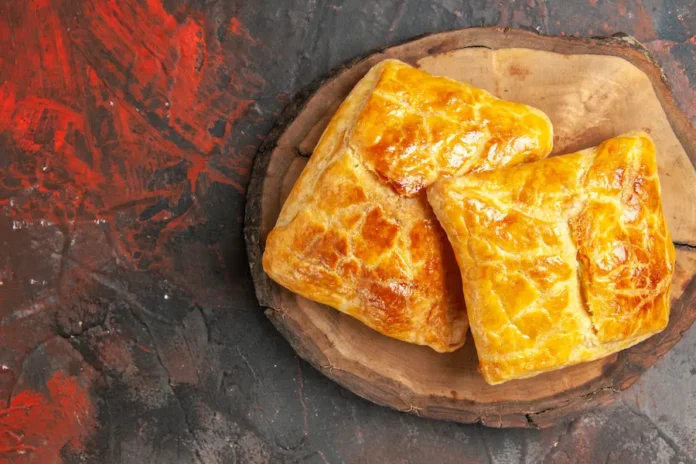 Sarı gelin böreği tarifi baklava yufkalı irmikli muhallebili tatlı börek pudra şekerli