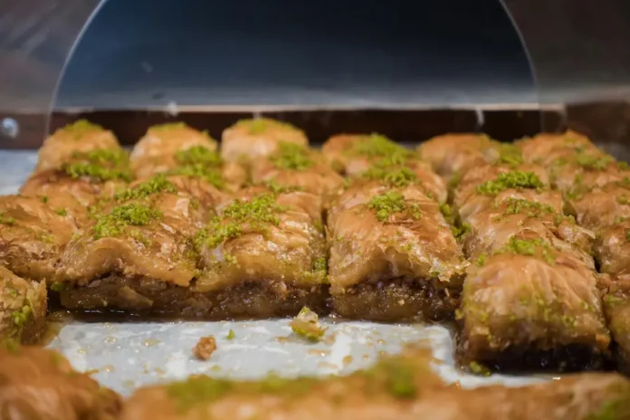 Ev yapımı cevizli baklava tarifi bol cevizli kat kat çıtır şerbetli geleneksel Türk tatlısı