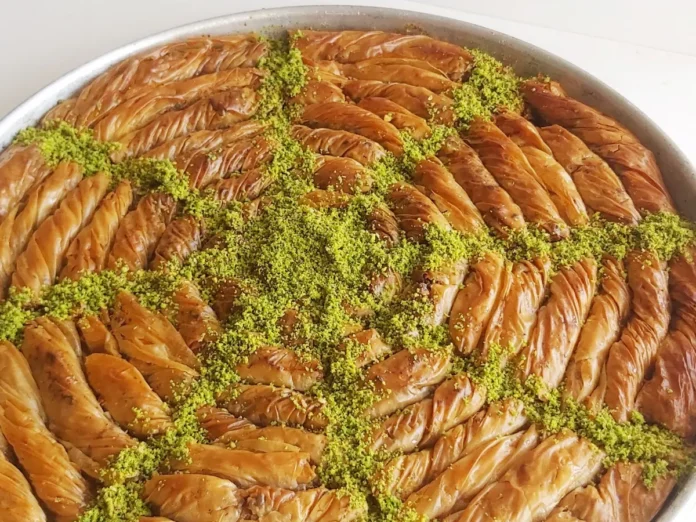 Kıvrım tatlısı tarifi Konya düğün tatlısı ince hamur cevizli susamlı şerbetli geleneksel