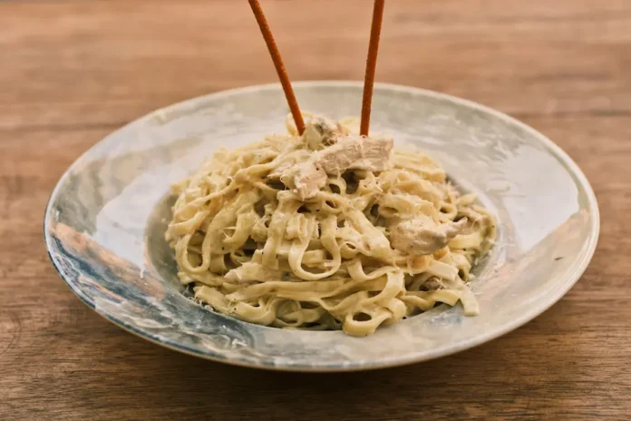 Kremalı tavuklu makarna tarifi kremamsı sos restoran usulü penne fettuccine tavuklu