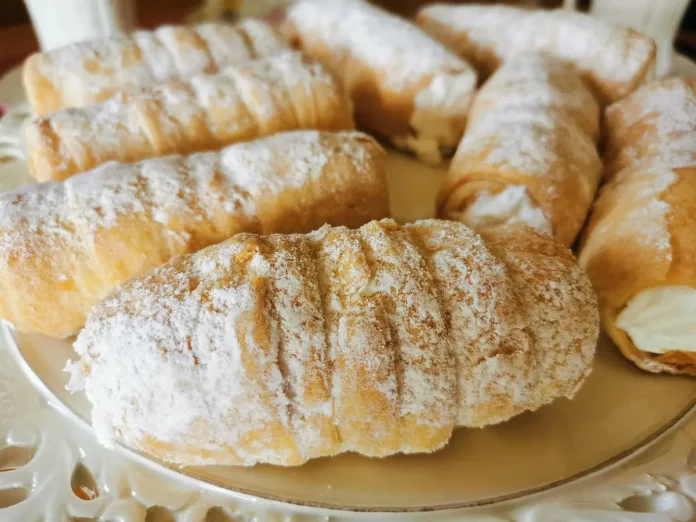 Kremalı Börek: Soslu Yufka Arasına Çift Peynirli, Beş Çayına Efsane